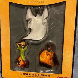 Scooby Doo Zoinks! it’s a ghost! ornament set from hallmark 2008 Halloween